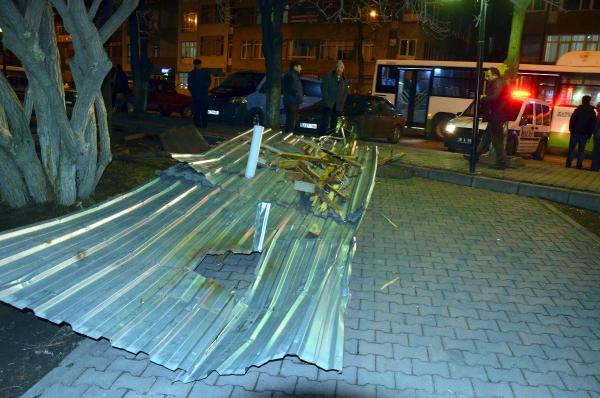 Kayseri’de lodos çatıları uçurdu, ağaçları kökünden söktü
