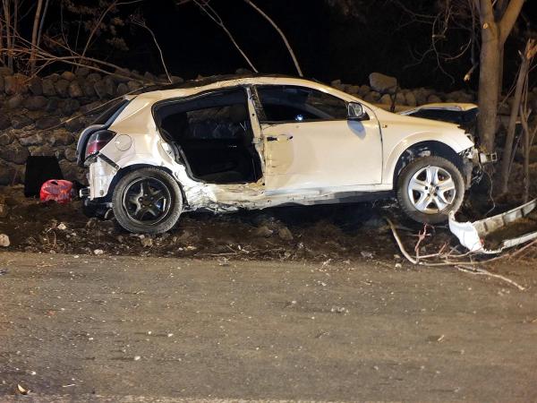 Otomobil önce direğe sonra duvara çarptı: 1 ölü, 3 yaralı