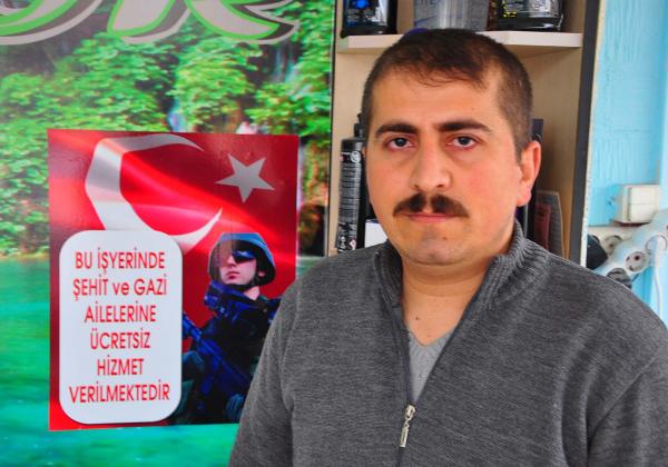 Şehit ve gazi yakınlarını ücretsiz tıraş ediyor