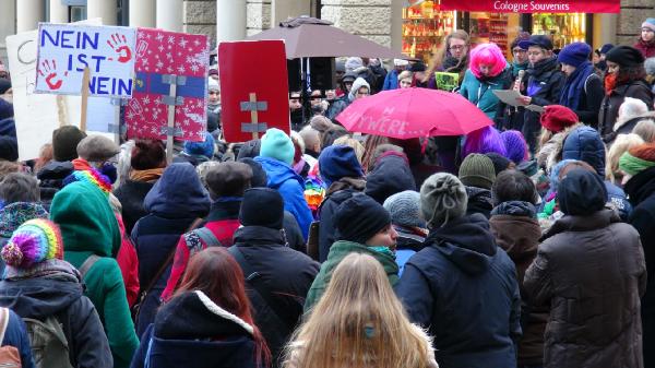 Köln'de kadınlar cinsel taciz olaylarını protesto etti