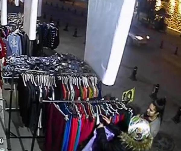 Mağazada kıyafet çalarken güvenlik kamerasına yakalandılar