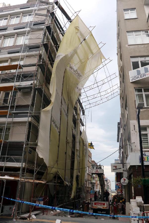 Şiddetli lodos iskeleleri uçurdu