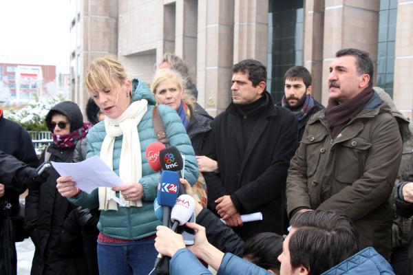 Adliye önünde "Akademisyenlere destek" açıklaması