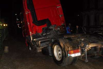 TIR çöken yola saplandı