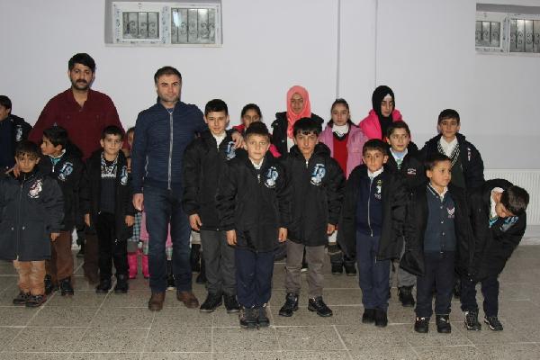 Başkale’deki 600 öğrenciye mont yardımı yapıldı