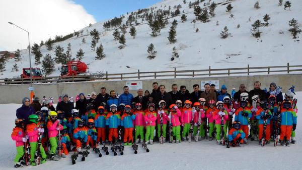 Palandöken'de çocuklara kayak dersi