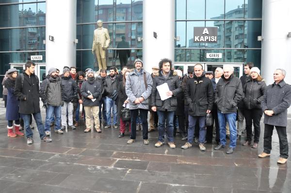 İmzası akademisyenler adliye önünde basın açıklaması yaptı