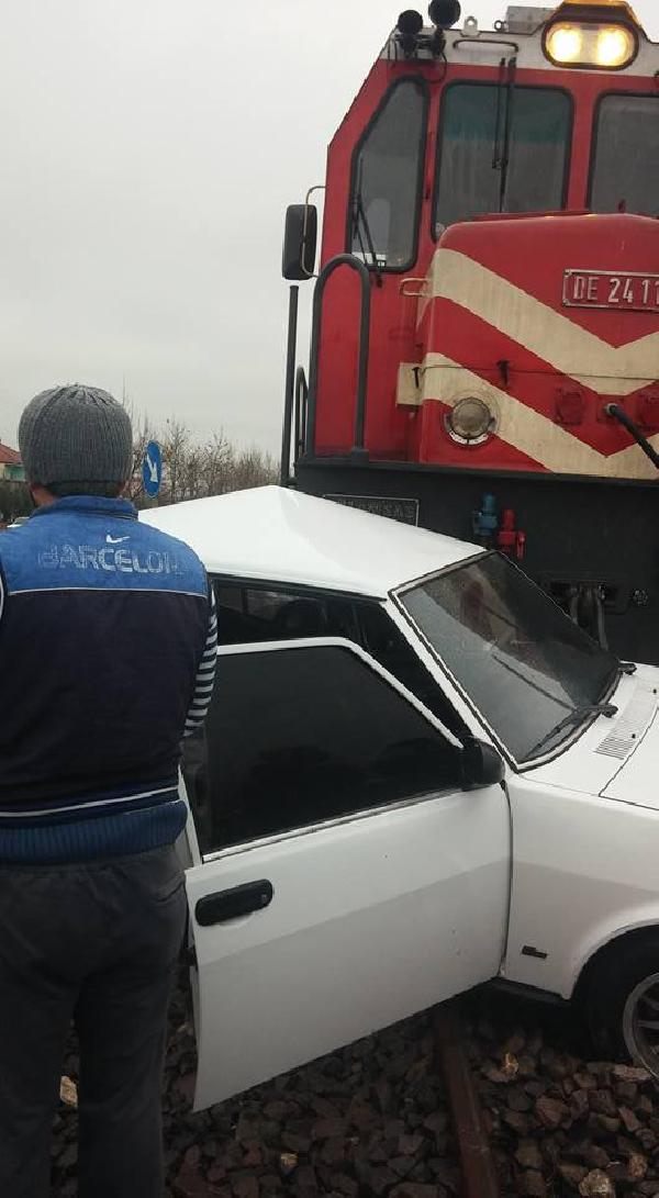 Hemzemin geçitte trenin çarptığı otomobilin sürücüsü yaralandı