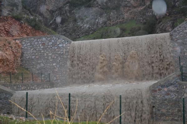 Yağmur ve rüzgar Kırkağaç'ı vurdu