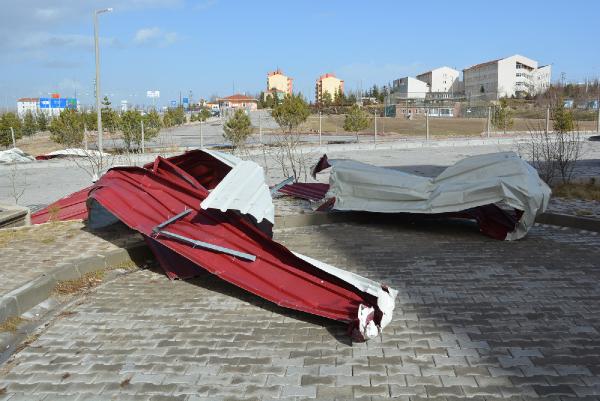 Niğde'de lodos, çatıları uçurdu