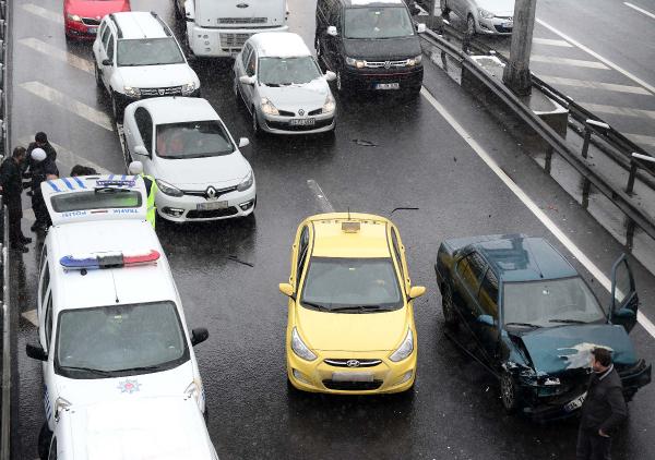 Haliç Köprüsü çıkışındaki kaza trafiği felç etti