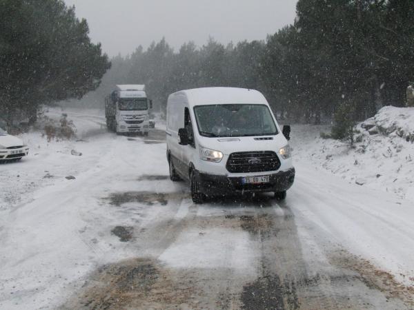 Kar yağışı, Edremit ve Havran'da ulaşımı zorlaştırdı