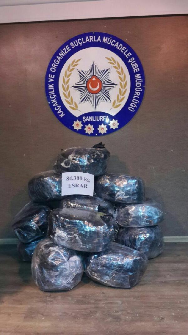 Şanlıurfa'da kamyonette 84 kilo esrara 3 gözaltı