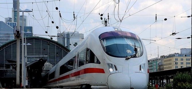 Hızlı tren raydan çıktı: 2 ölü