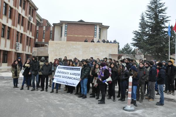 İmzacı akademisyenler adliye önünde basın açıklaması yaptı (2)