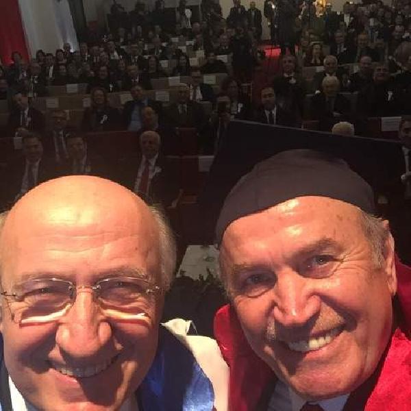 Topbaş'tan 'Fahri Doktora' selfie'si