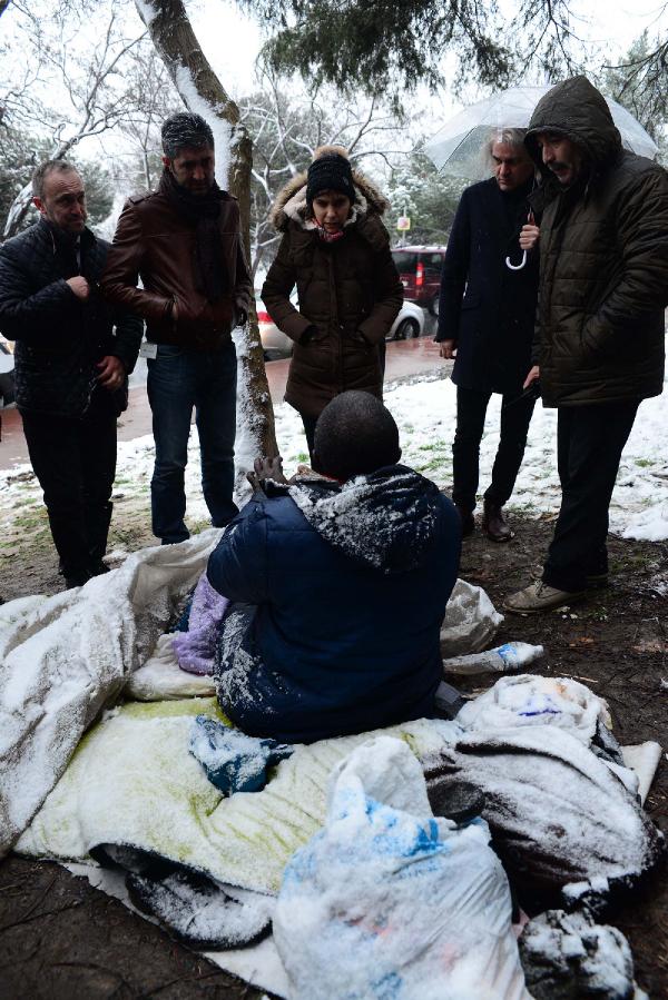 Otobüs durağında yatan evsiz yardım talebini kabul etmedi