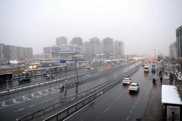 Özel araçlar ve okul servisleri yola çıkmayınca İstanbul trafiği rahatladı