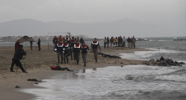 Ayvalık'ta sahilde iki erkek cesedi bulundu