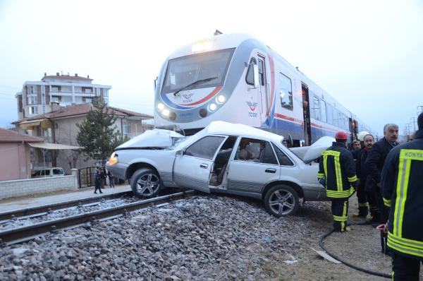 Yolcu treni, otomobile çarptı: 1 ölü