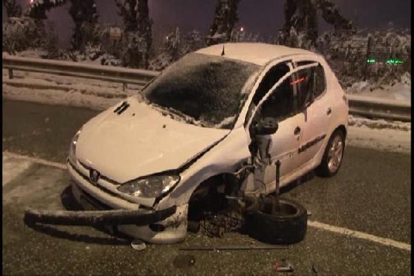 TEM yan yolda iki araç kafa kafaya çarpıştı: 1 yaralı...