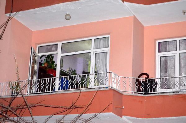 Büfe sahibi kadın, silahlı soyguncuları kovaladı