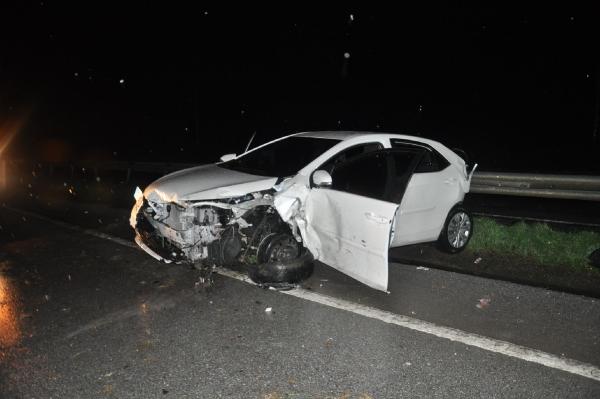 Bariyerlere çarpan otomobile minibüs çarptı: 3 yaralı