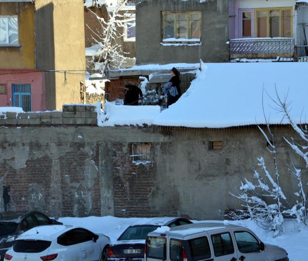 Doğu'da kar yolları kapattı