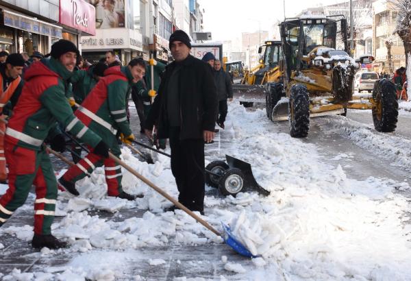 Van'da kar yolları kapattı