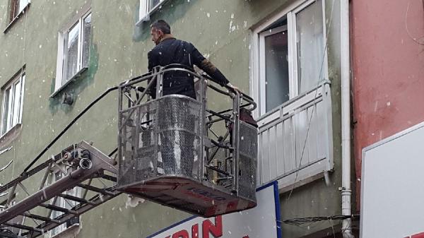 Annesini bıçakla öldüren şizofren, kendi boğazını da kesti