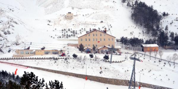 Üzerine çığ düşen askeri çelik yelek ve miğferi korumuş