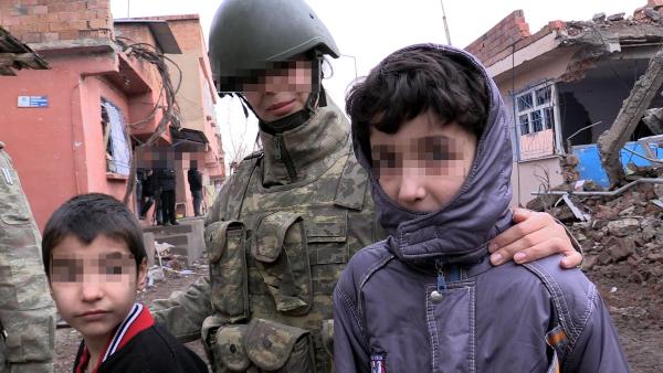 Sur'da 40 gündür karanlık odada kalan aileyi asker kurtardı