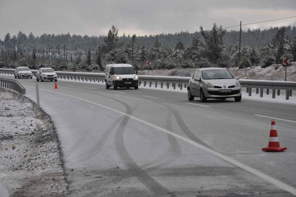Denizli'de yollar buz pistine döndü