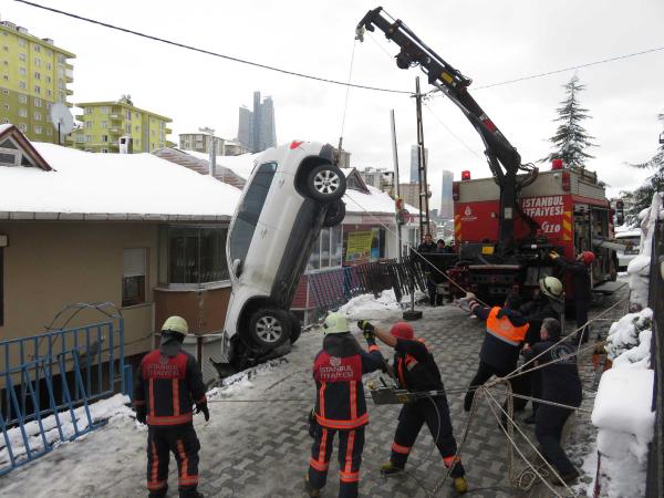 Buzlu yol kazası ucuz atlatıldı