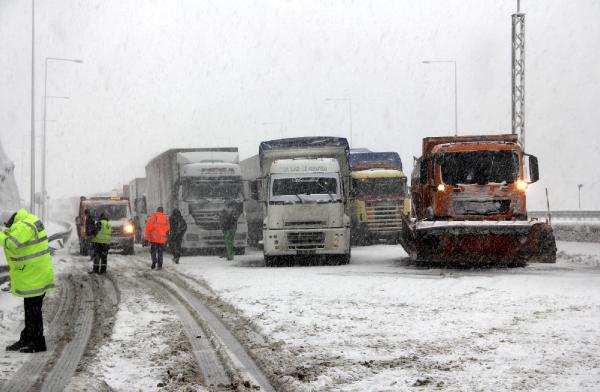 TIR devrildi, TEM'in İstanbul yönü ulaşıma kapandı (2)
