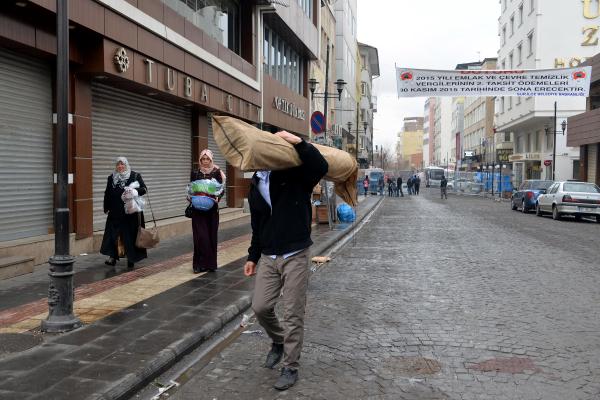Sur'da keskin nişancı tüfeğiyle vurulan 1'i ağır 3 polis yaralandı