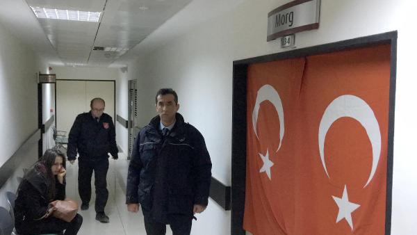Şehit polis Mahmut Bilgin için morgun kapısına Türk Bayrağı asıldı