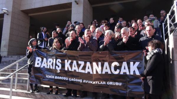 İzmir'de, akademisyenlere destek açıklaması