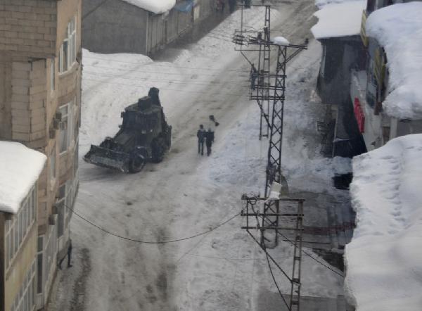 Yüksekova’da hendek operasyonu