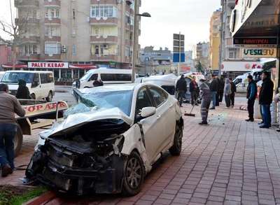 Otomobil servis minibüsüyle çarpıştı; 7 yaralı
