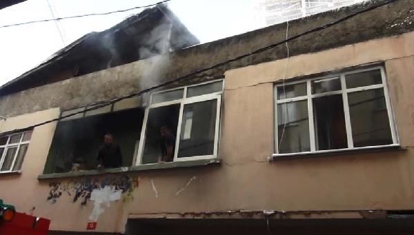 Kadıköy'de 2 katlı evde çıkan yangında 1 kişi hayatını kaybetti