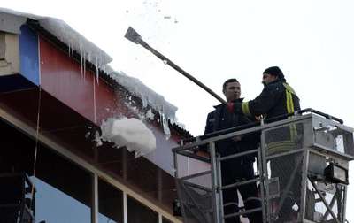Erzurum'da itfaiye timi buz sarkıtlarını kırıyor