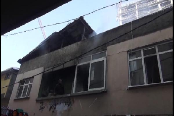 Kadıköy'de 2 katlı evde çıkan yangında 1 kişi hayatını kaybetti
