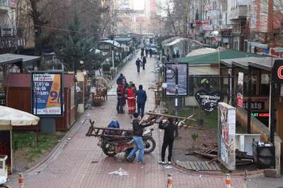 Esnaf 'Biz yıkarız' deyince polis ve zabıta çekildi