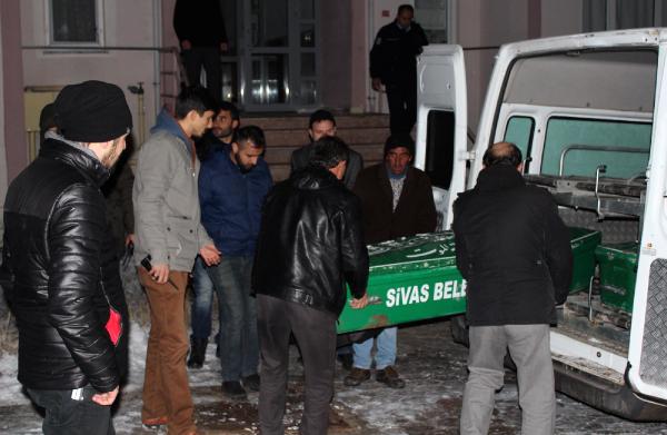 İki çocuk annesi kendini doğalgaz borusuna astı
