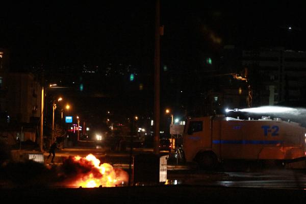 Korsan gösteri yapan gruba polis müdahale etti