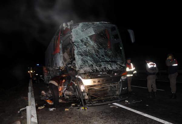Otobüs, TIR'a yandan çarptı: 14 yaralı