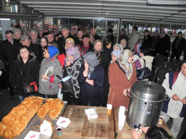 Emekliler, ücretsiz çay ve simitli kahvaltıyı çok sevdi