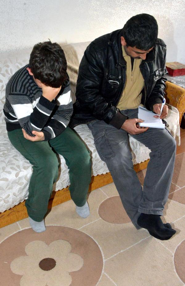 Çocuğa 'baban hapse girecek' diyerek 5 bin liralık altını dolandırdı