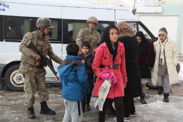 Mehmetçik, donmak üzere olan kaçak Afgan göçmenleri kurtardı